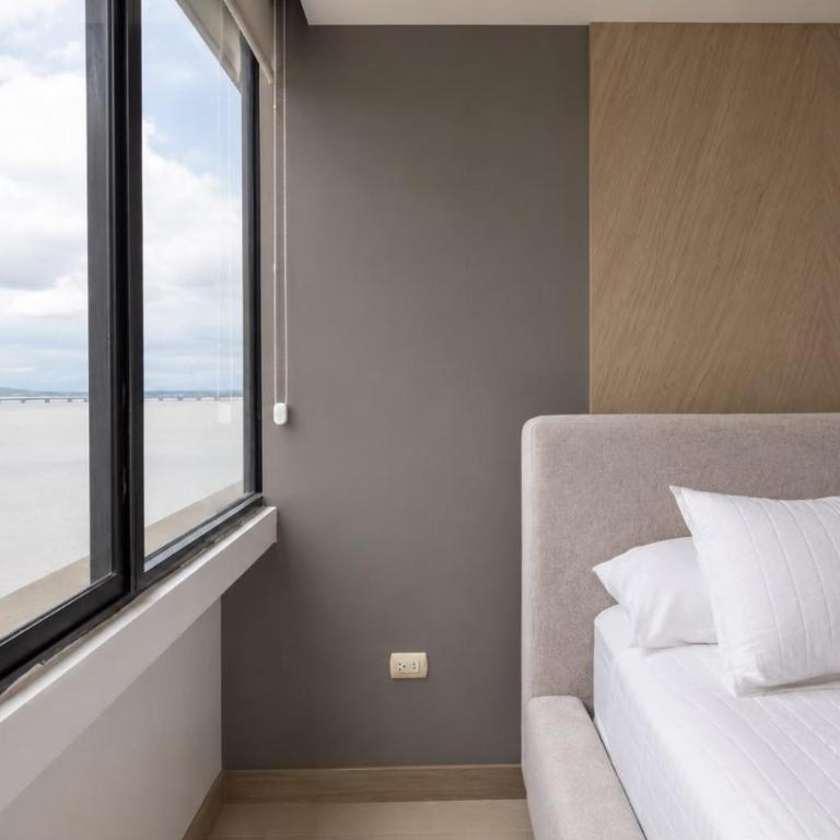 Puerto Santa Ana Luxury Suites Guayaquil - Two-Bedroom Apartment with City View - 12