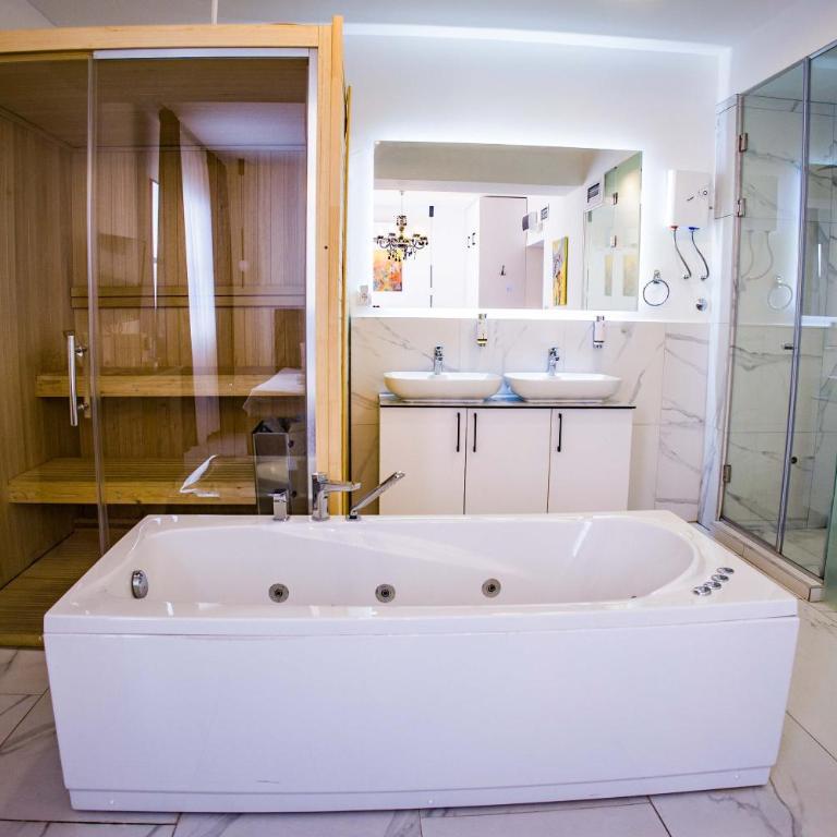 Maison Mark Luxury Suites & Spa - Zimmer mit Kingsize-Bett und Whirlpool - 14