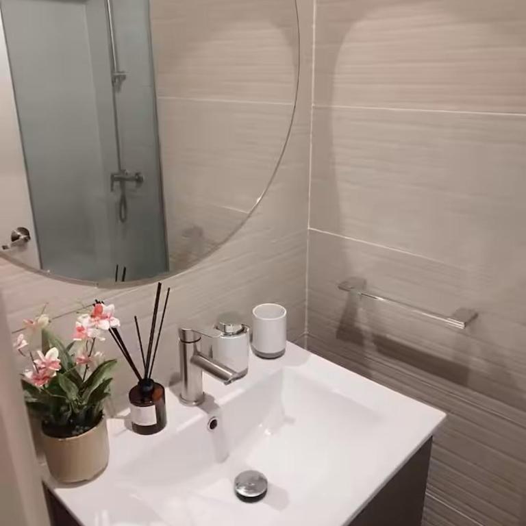 Amplio Depto Wi-Fi, Estacionamiento y Metro - One-Bedroom Apartment - 10