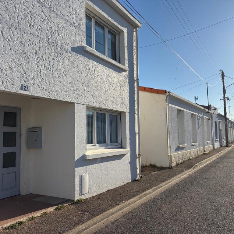 Maison 2 Chambres avec Jardin, Quartier La Chaume, Proche Plage et Commerces - FR-1-197-591 - Haus mit 2 Schlafzimmern - 35