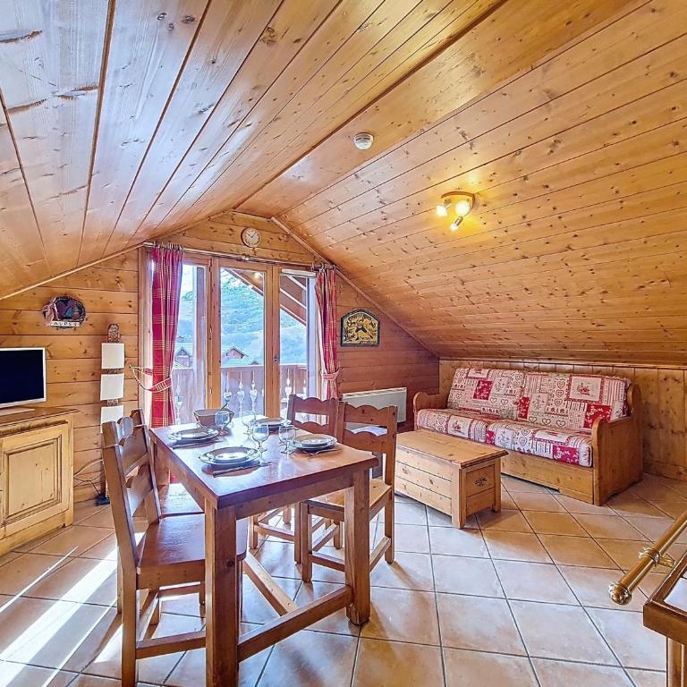 Appartement mansardé proche des pistes avec balcon et piscine - FR-1-344-1263 - Appartement - 1