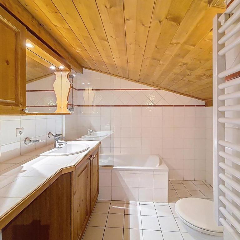Appartement mansardé proche des pistes avec balcon et piscine - FR-1-344-1263 - Appartement - 8