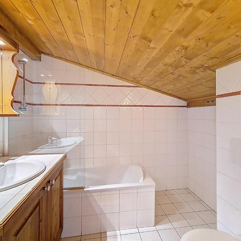 Appartement mansardé proche des pistes avec balcon et piscine - FR-1-344-1263 - Appartement - 9