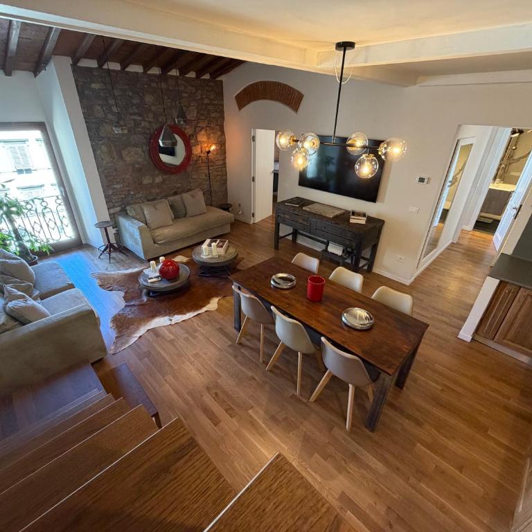 Tuscan Top Floor Duplex - Three-Bedroom Apartment - 3