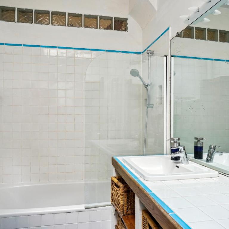 Unique Garden House - Heart of Paris - Three-Bedroom Deluxe Apartment - 4