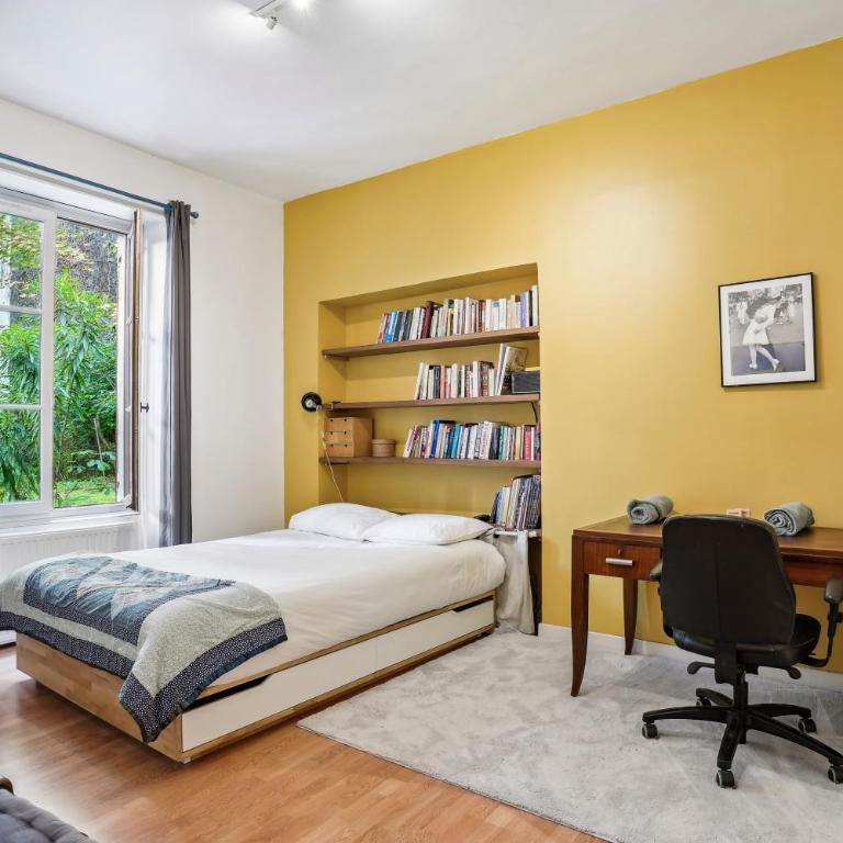 Unique Garden House - Heart of Paris - Three-Bedroom Deluxe Apartment - 11