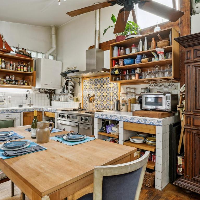 Unique Garden House - Heart of Paris - Three-Bedroom Deluxe Apartment - 15