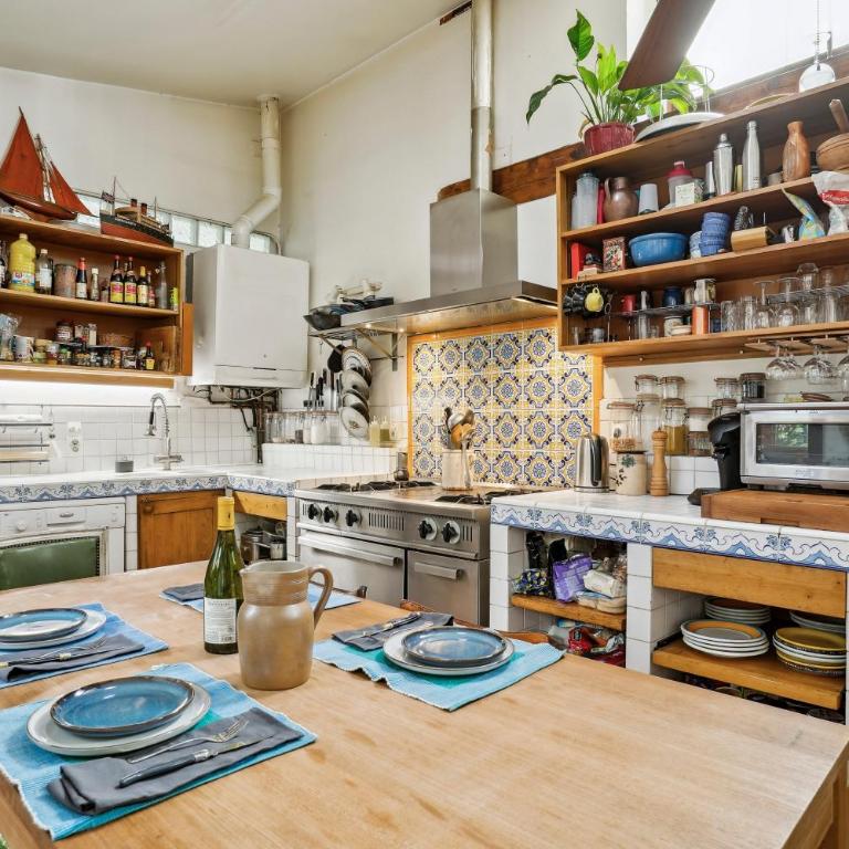 Unique Garden House - Heart of Paris - Three-Bedroom Deluxe Apartment - 9