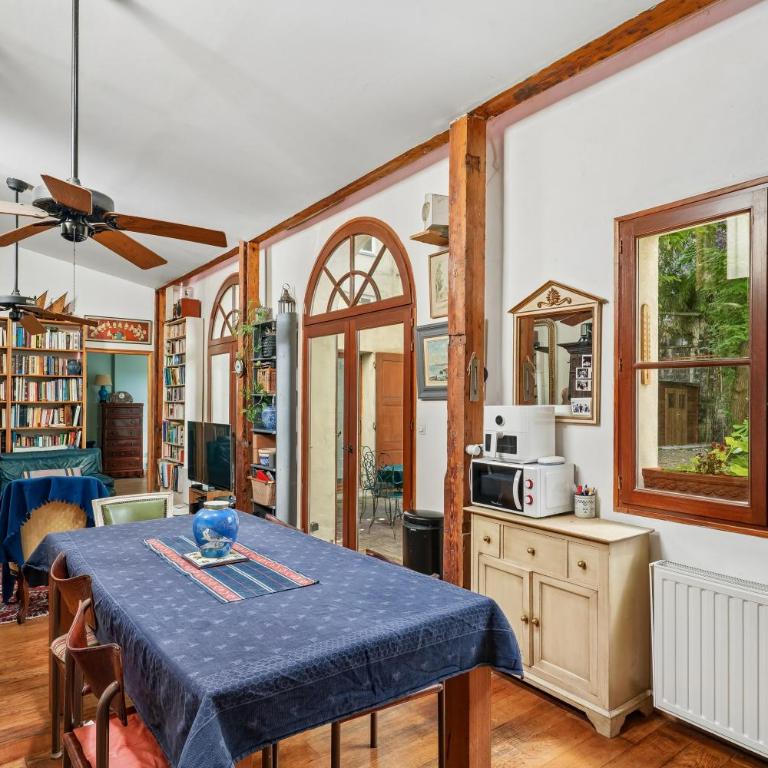 Unique Garden House - Heart of Paris - Three-Bedroom Deluxe Apartment - 22