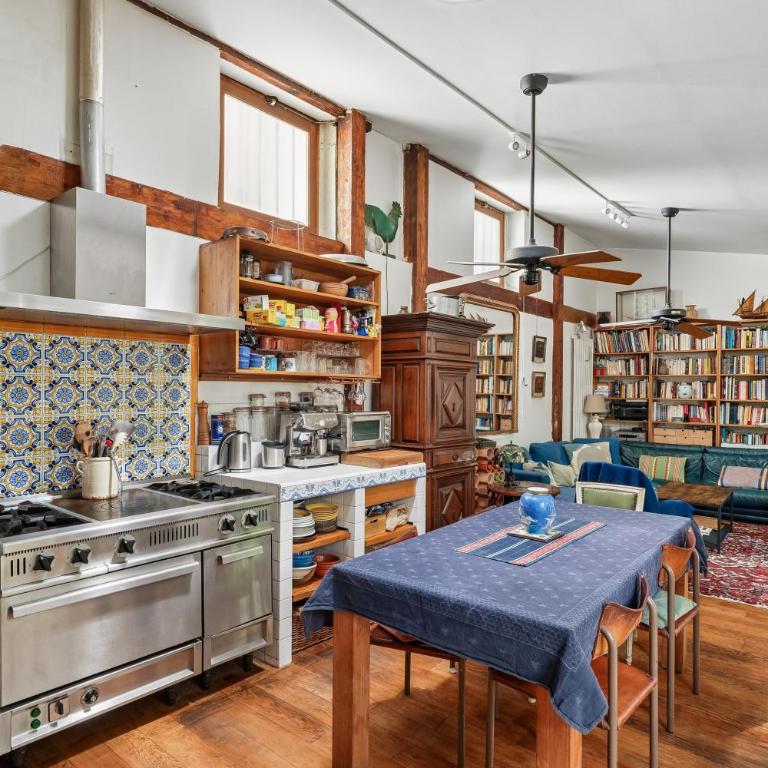 Unique Garden House - Heart of Paris - Three-Bedroom Deluxe Apartment - 24