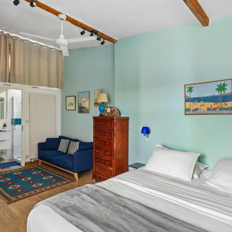Unique Garden House - Heart of Paris - Three-Bedroom Deluxe Apartment - 25