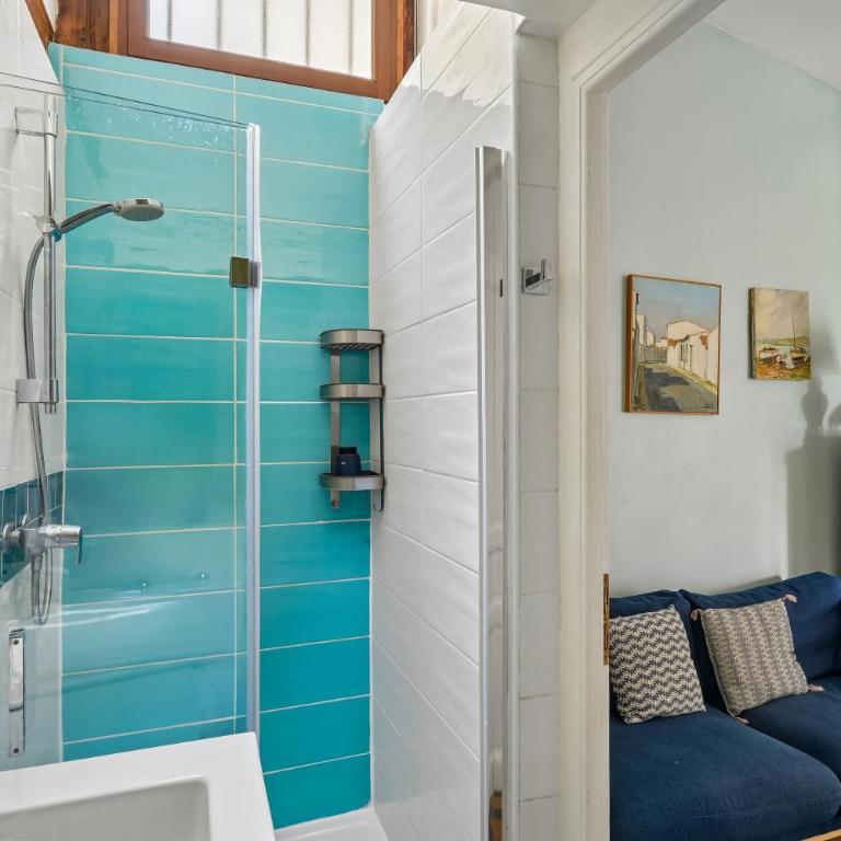 Unique Garden House - Heart of Paris - Three-Bedroom Deluxe Apartment - 29