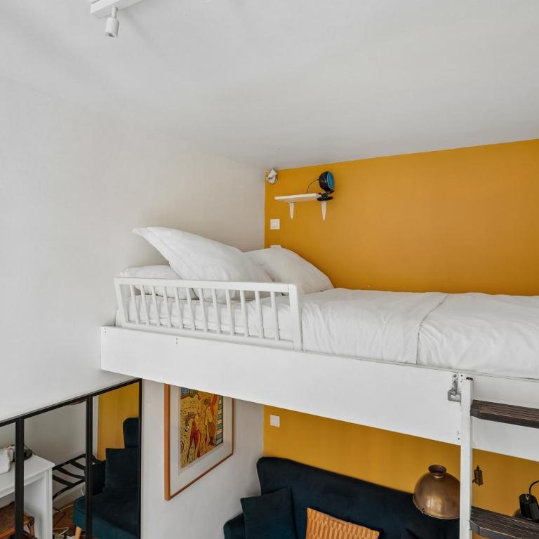 Unique Garden House - Heart of Paris - Three-Bedroom Deluxe Apartment - 31
