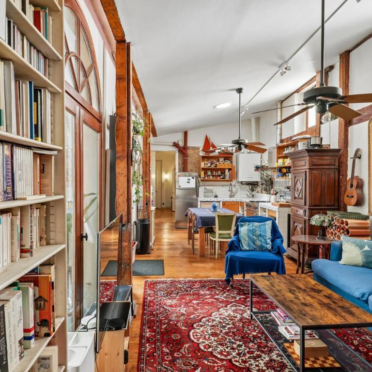 Unique Garden House - Heart of Paris - Three-Bedroom Deluxe Apartment - 34