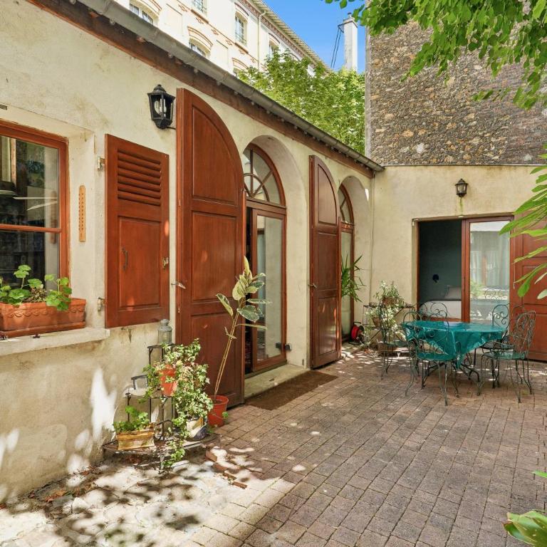 Unique Garden House - Heart of Paris - Three-Bedroom Deluxe Apartment - 38