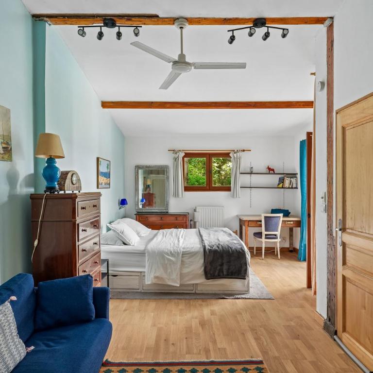 Unique Garden House - Heart of Paris - Three-Bedroom Deluxe Apartment - 41