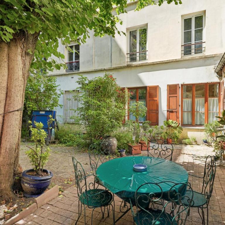 Unique Garden House - Heart of Paris - Three-Bedroom Deluxe Apartment - 42