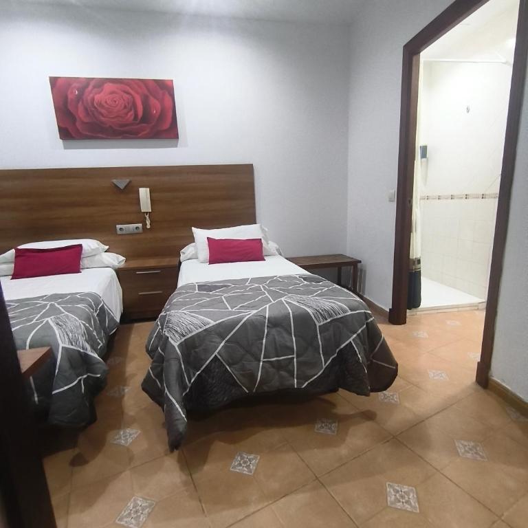 Hostal San Francisco - Habitación Doble - 2 camas dobles - 3