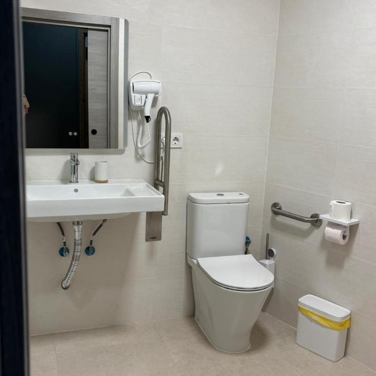 Hostal El Castillo De Santa Pola - Habitación Doble adaptada para personas con discapacidad - 2 camas - 8