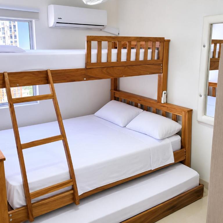 Apartamento con piscina cerca a la playa y aeropuerto! - Three-Bedroom Apartment - 4