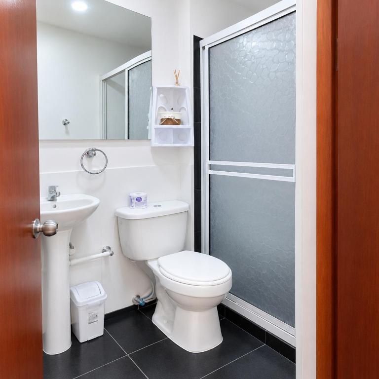 Apartamento con piscina cerca a la playa y aeropuerto! - Three-Bedroom Apartment - 8
