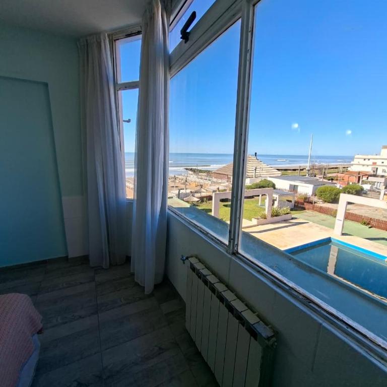 Hotel Golf Internacional - Habitación Cuádruple Estándar con vistas laterales al mar - 5