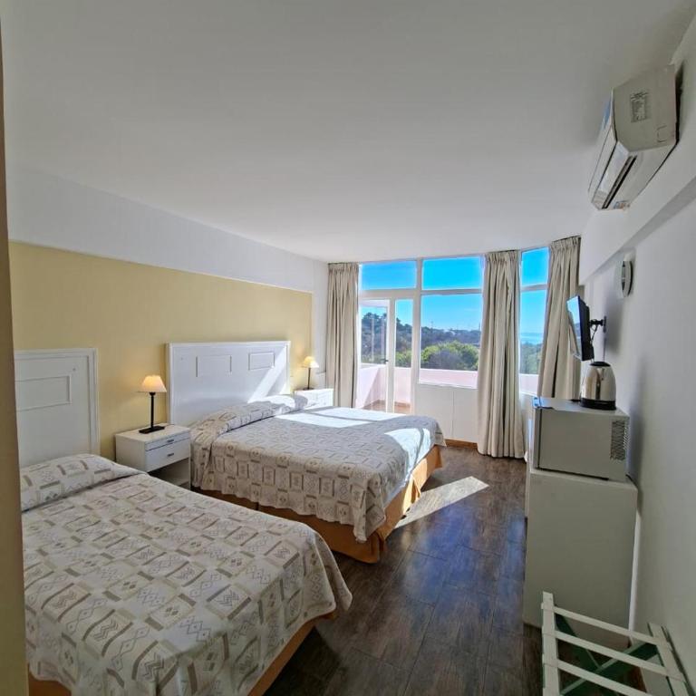 Hotel Golf Internacional - Habitación Triple Superior con balcón y vista lateral al mar - 1