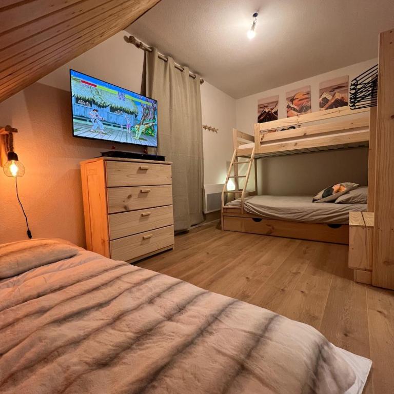 CHALET COSY 6 à 9 PERSONNES LA JOUE DU LOUP - Chalet 3 Chambres - 8