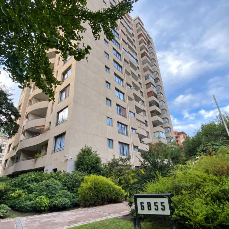 Departamento Hermosa Vista y Ubicación, Las Condes - Three-Bedroom Apartment - 1