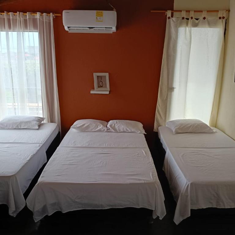 Hostal Brisa y Mar - Habitación Cuádruple con balcón - 1