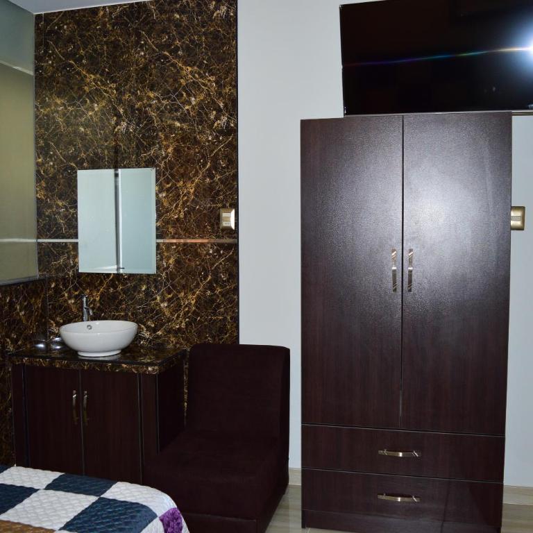 Hostal Gold Star - Triple Room - 12