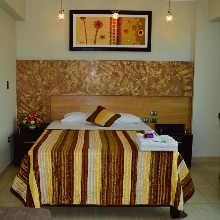 Hostal Gold Star - Deluxe Room - 13