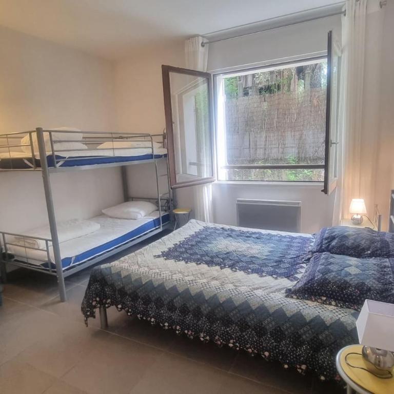 Large family apart with garden close to the beach - Apartment - 11