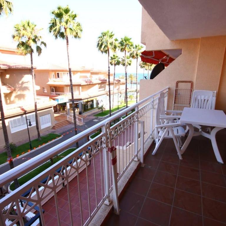 Two bedroom apartment in beachfront complex with pool in Playa de Las Américas. - Apartamento de 2 dormitorios - 6