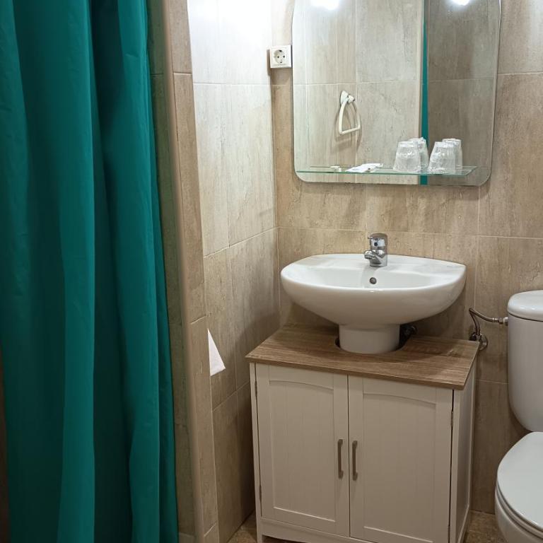 Hostal Escala Luna Salamanca - Habitación Doble con baño privado - 1 o 2 camas - 6