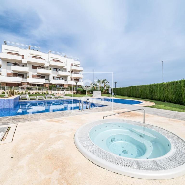 La Brisa del Mar apt with sea view, terrace, pool - by OYOOSTAYS - Apartamento de 2 dormitorios con balcón y vistas al mar - 1