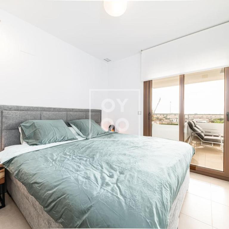 La Brisa del Mar apt with sea view, terrace, pool - by OYOOSTAYS - Apartamento de 2 dormitorios con balcón y vistas al mar - 13