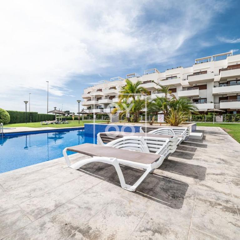 La Brisa del Mar apt with sea view, terrace, pool - by OYOOSTAYS - Apartamento de 2 dormitorios con balcón y vistas al mar - 9