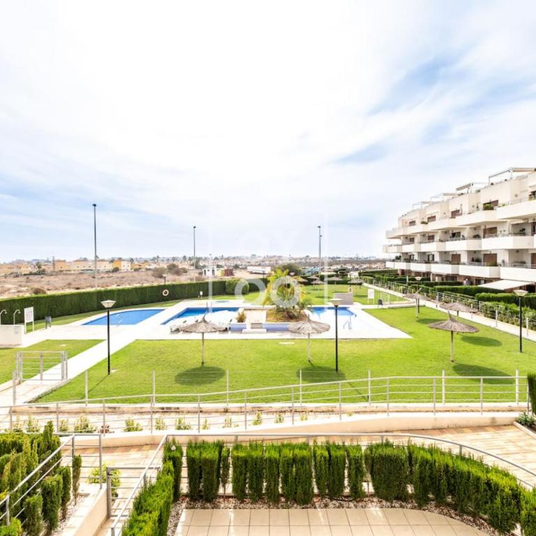 La Brisa del Mar apt with sea view, terrace, pool - by OYOOSTAYS - Apartamento de 2 dormitorios con balcón y vistas al mar - 10