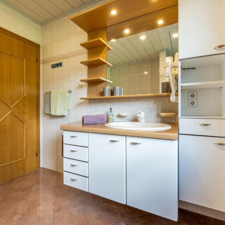 Ferienhaus Kahr - Deluxe-Apartment mit 2 Schlafzimmern und Gartenblick - 15