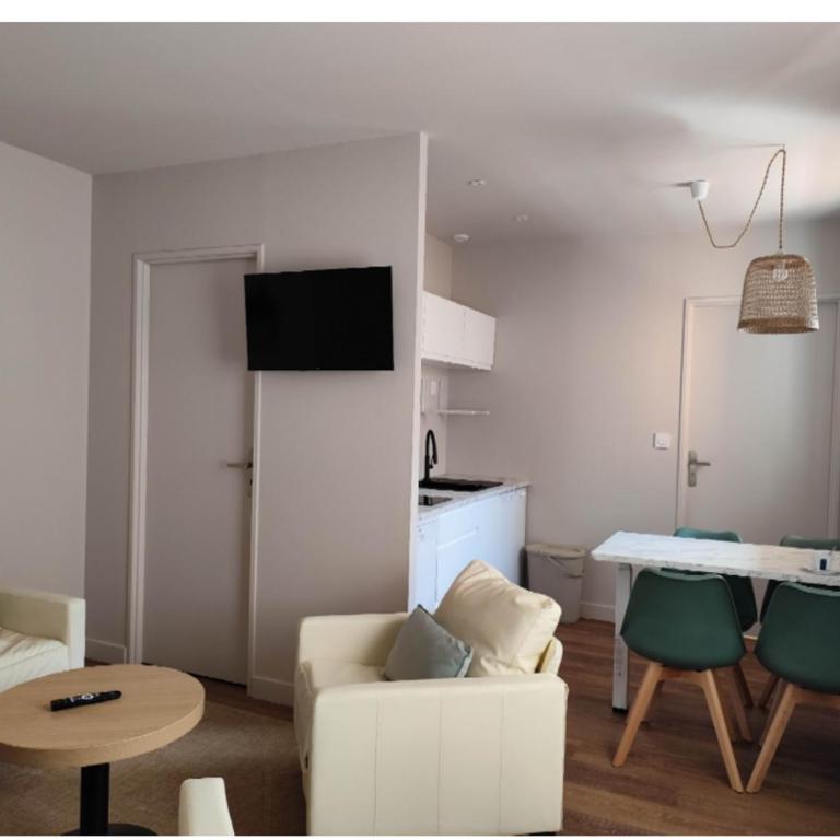 Hôtel Agena - Appartement 2 Chambres avec Balcon - 6