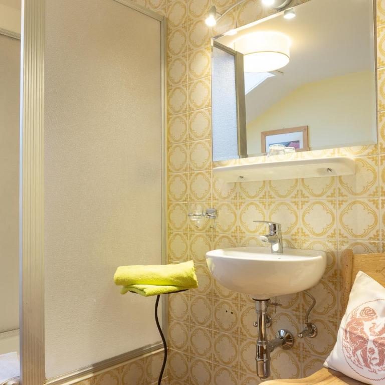 Apartments & Alpine Tradition Gasthof Jenewein - Einzelzimmer mit Dusche - 4