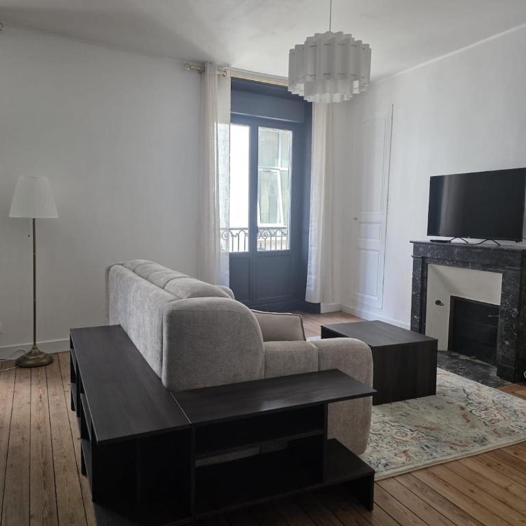 Appartement de charme au coeur de la ville - Two-Bedroom Apartment with Balcony - 5