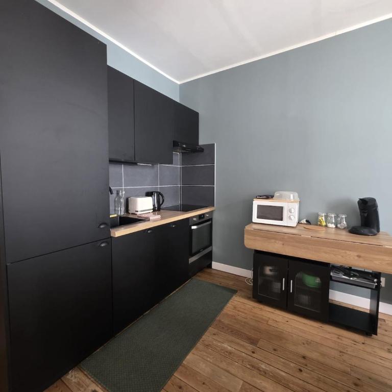 Appartement de charme au coeur de la ville - Two-Bedroom Apartment with Balcony - 17