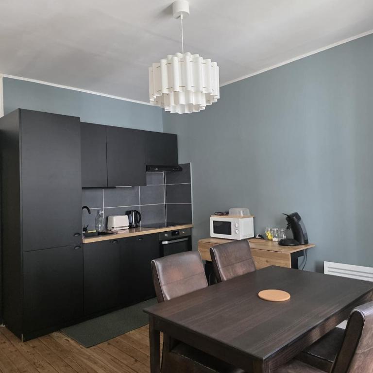 Appartement de charme au coeur de la ville - Two-Bedroom Apartment with Balcony - 3