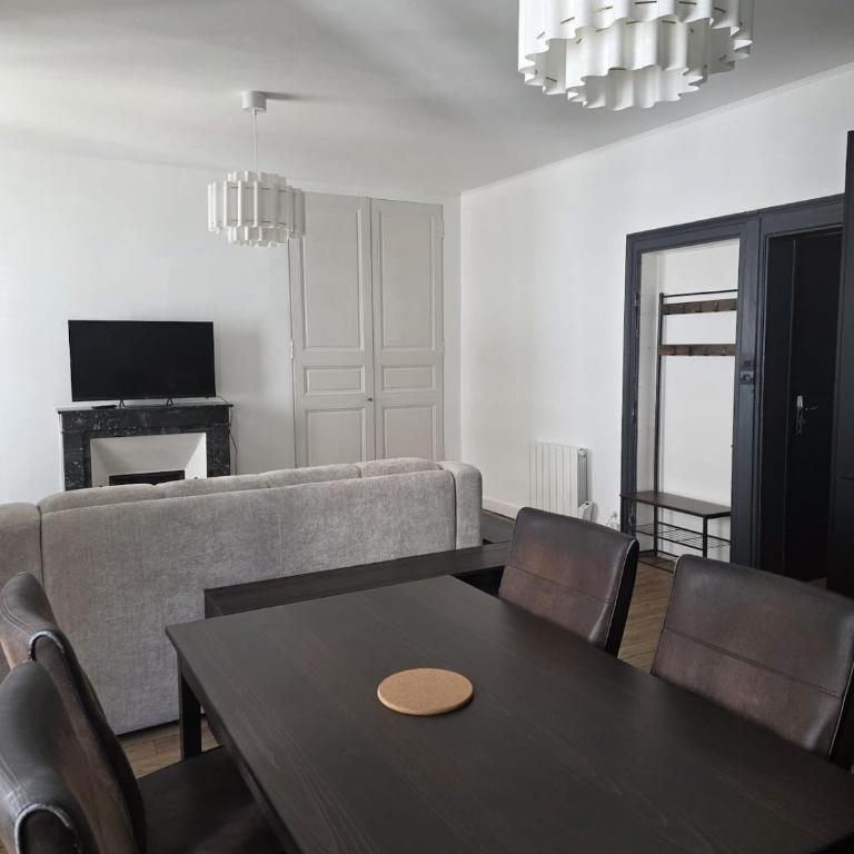 Appartement de charme au coeur de la ville - Two-Bedroom Apartment with Balcony - 16
