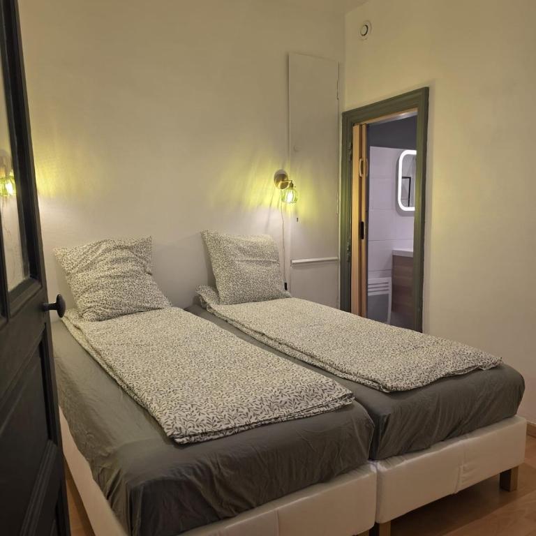 Appartement de charme au coeur de la ville - Two-Bedroom Apartment with Balcony - 14