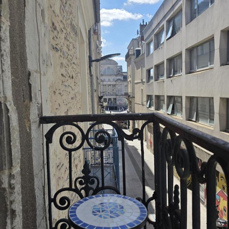 Appartement de charme au coeur de la ville - Two-Bedroom Apartment with Balcony - 9