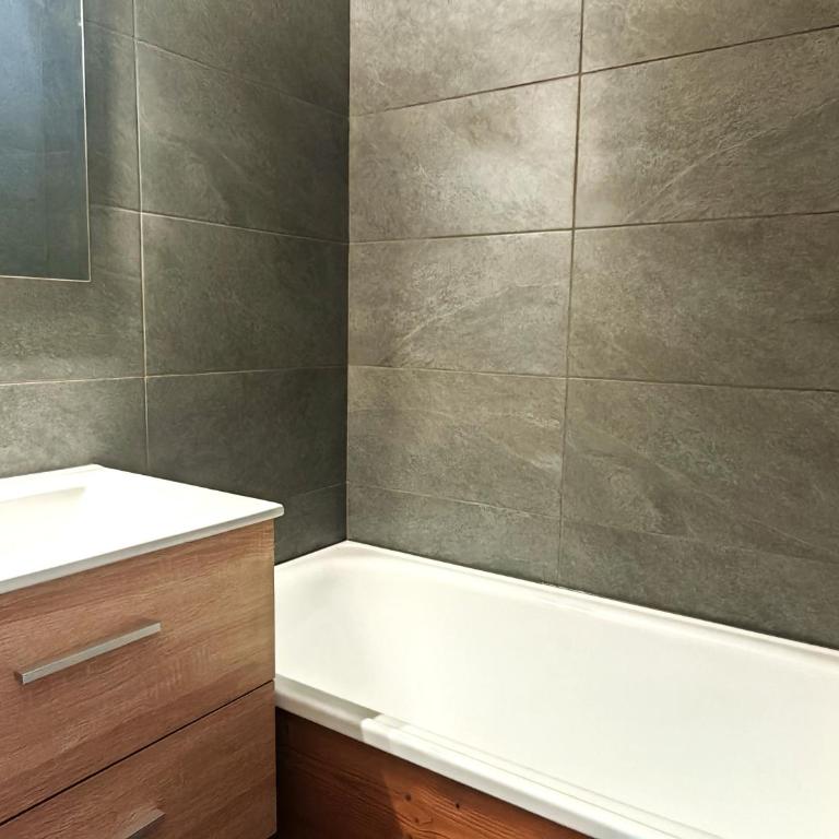 Studio Ella au cœur du village - Appartement 1 Chambre avec Balcon et Vue sur les Montagnes - 8