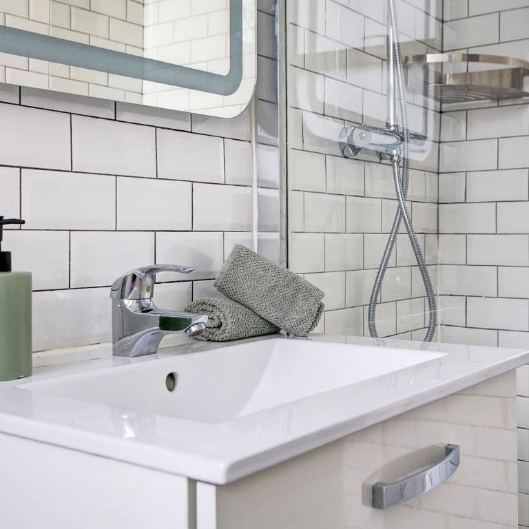 BnBNova - Cozy Stay Near Eiffel Tower & Invalides & Seine - Studio - 17